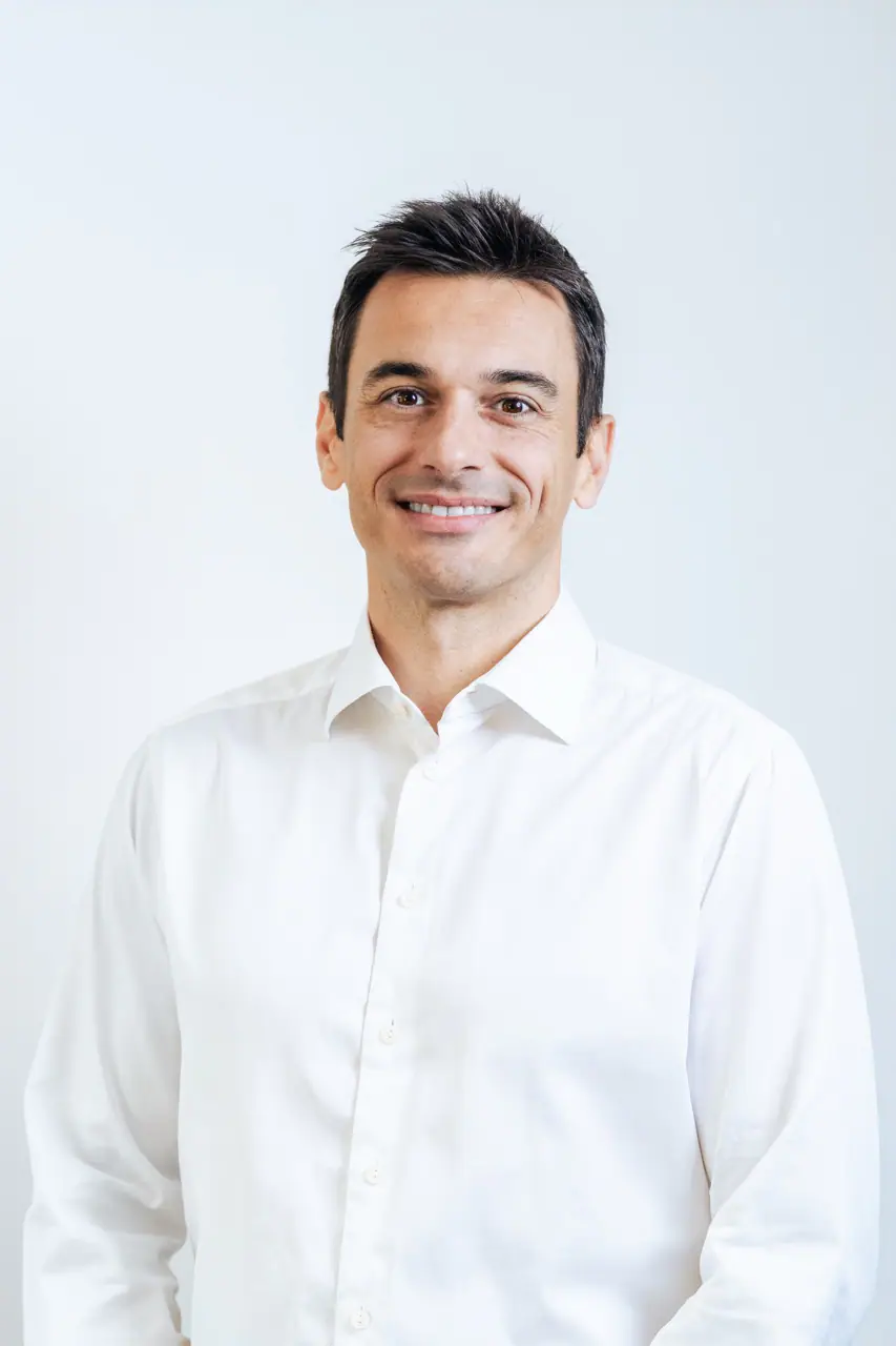 Professionelt erhvervsportræt af Asmir Pervan, Procurement Manager Wind Onshore hos Vattenfall, fotograferet af Skovgaard & Damgaard.