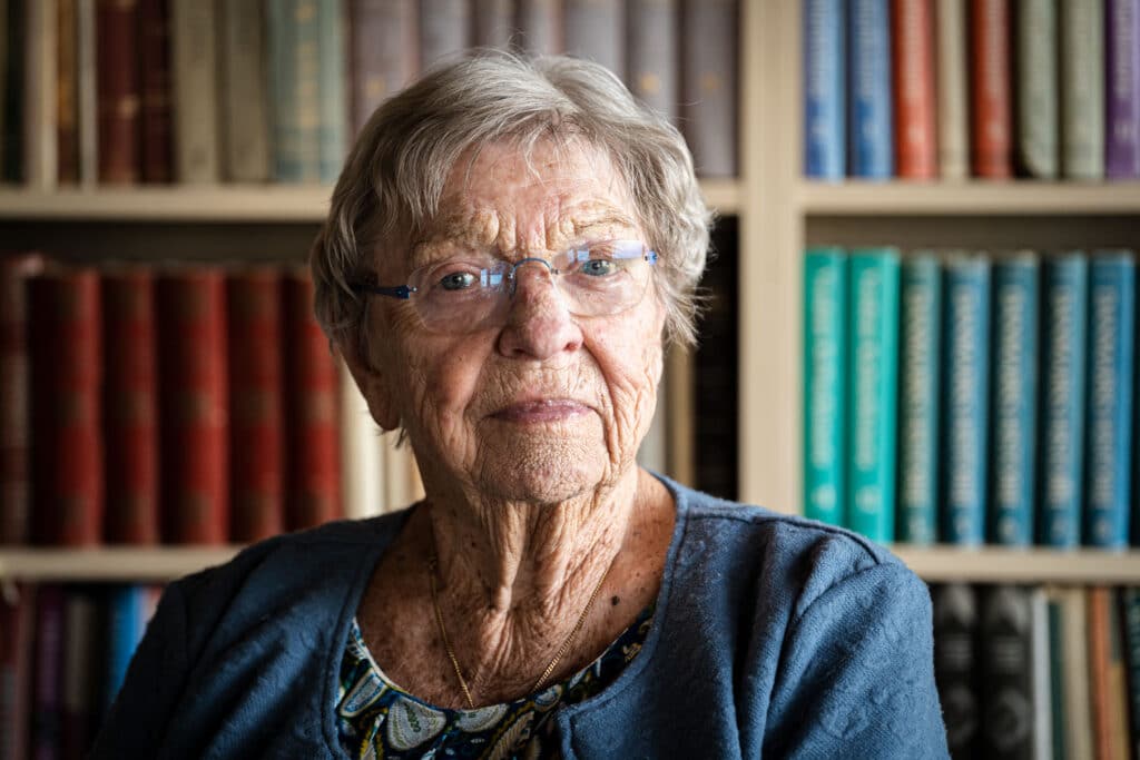 Portræt af ældre kvinde med bøger