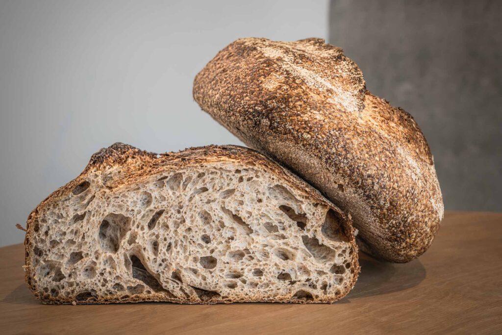 Friskbagt brød serveret på Monk Coffee i Aarhus