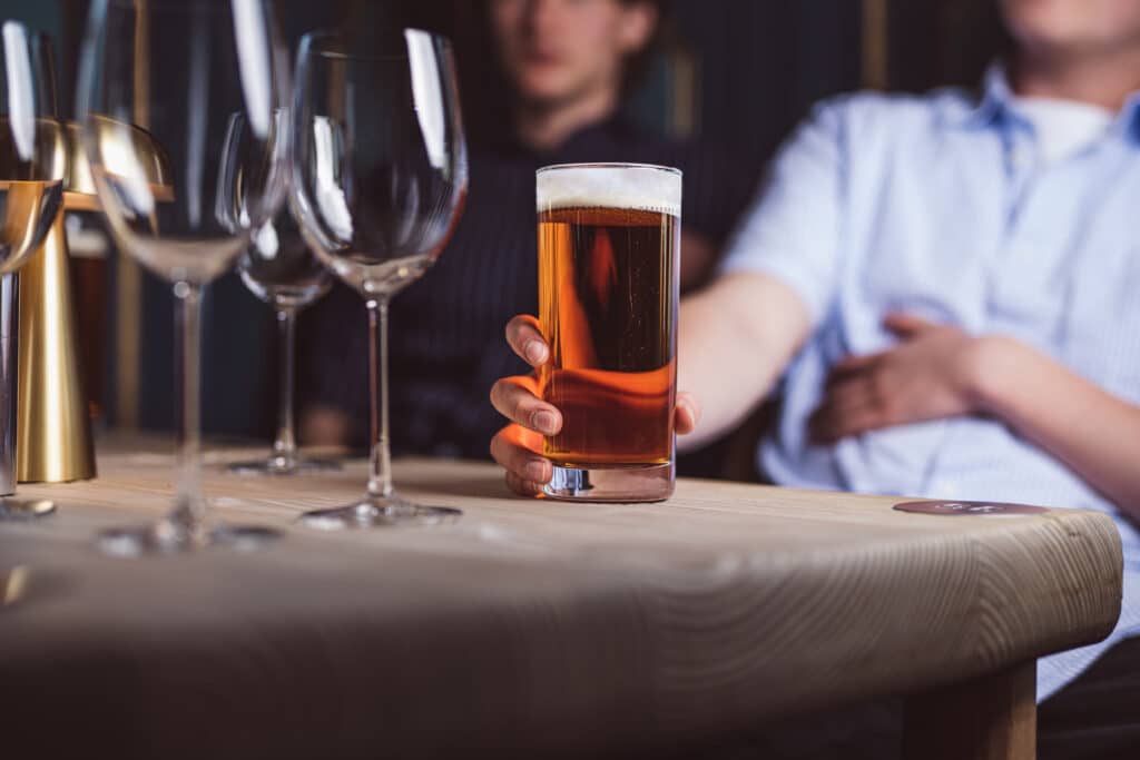 Glas og øl på bord ved A Hereford Beefstouw