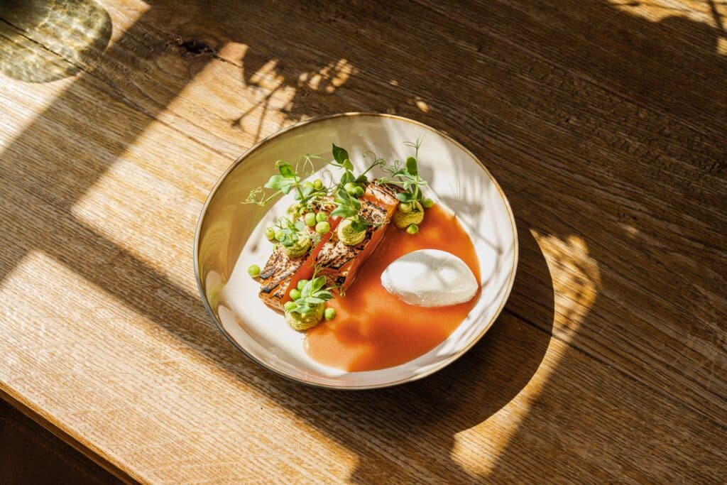 Madfotografi af gourmetret med fisk og grøntsager fra Restaurant Coast på Sylt