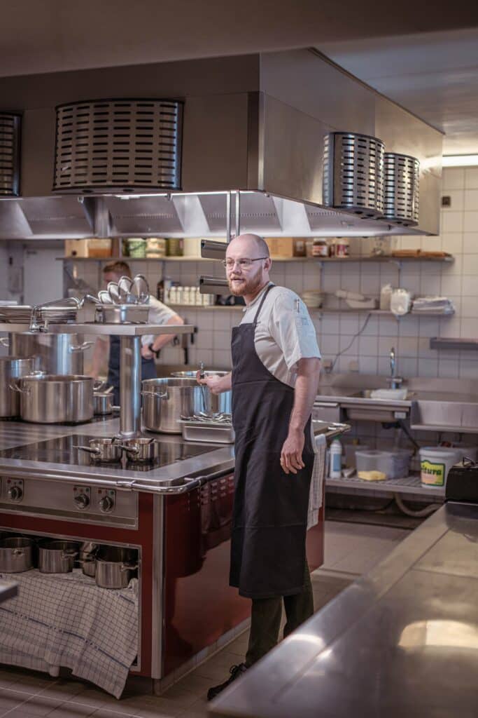 Portrætfotografi Nikolaj Wilhardt i køkkenet på Molskroens Brasserie