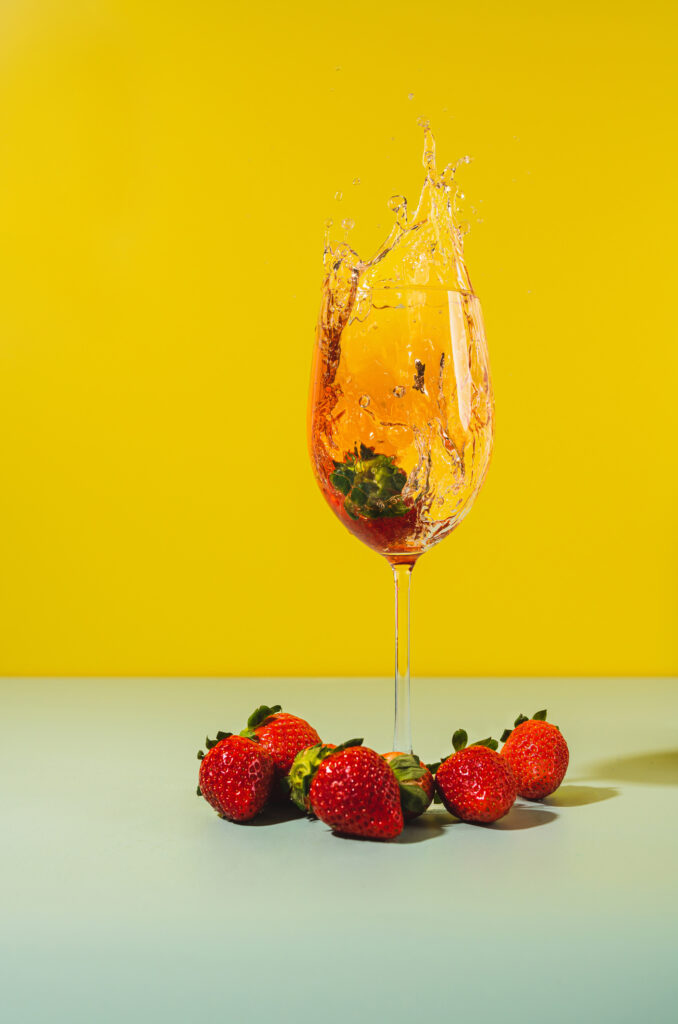 ordbær-rosé cocktail mod gul baggrund