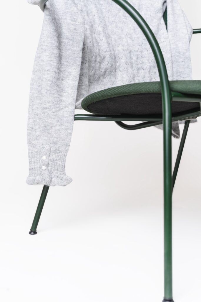 Grå sweater fra Tif Tiffy hængende på grøn stol