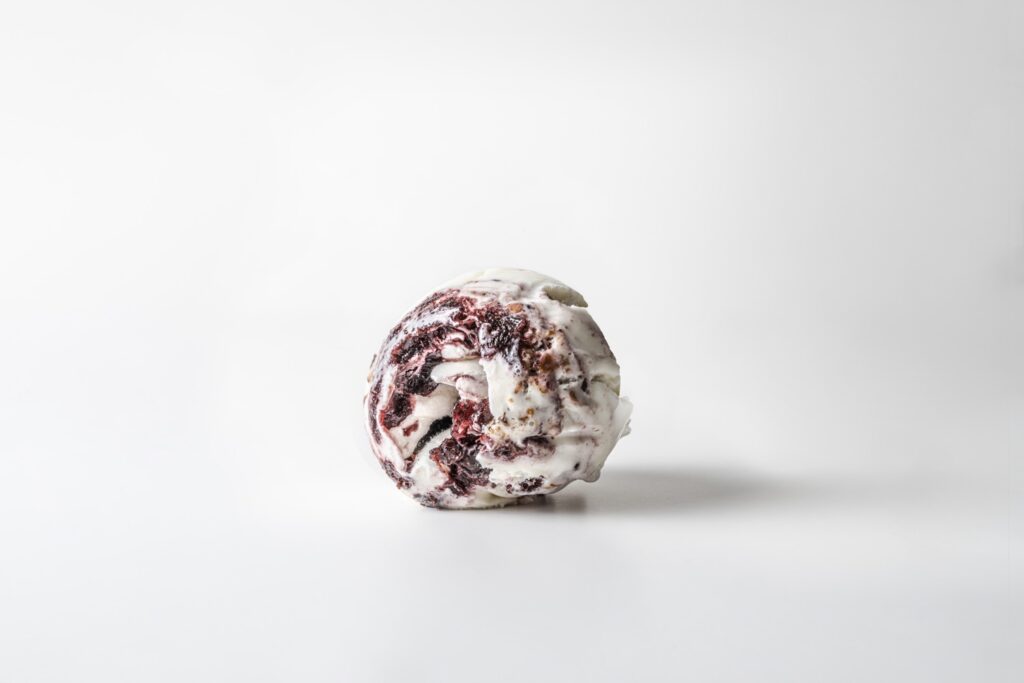 Kugle af cheesecake-is fra Kastbergs Is