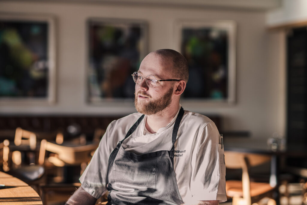 Nikolaj Wilhardt ved arbejdsbord på Molskroens Brasserie