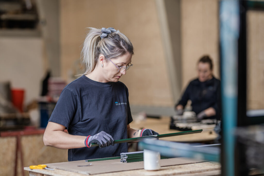 Medarbejder fra AS Facader arbejder i produktionen