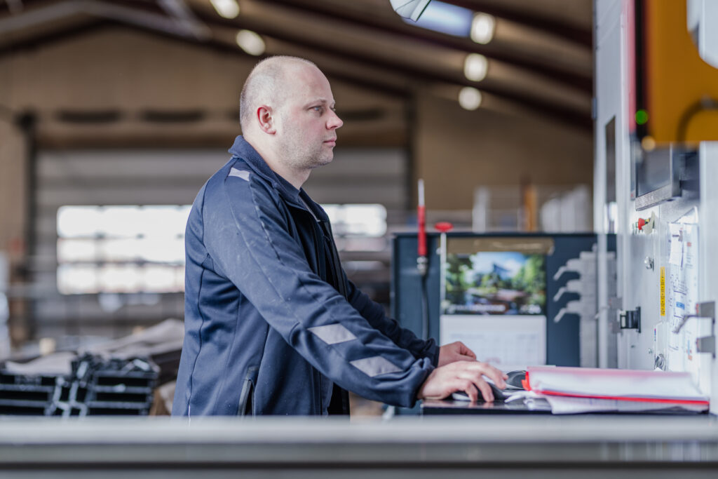 AS Facader-medarbejder arbejder ved computer