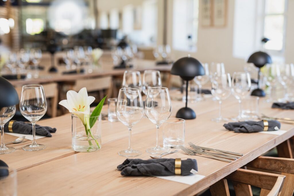 Festligt bord hos Møller & Damgaard Gastro Festligt bord dækket hos Møller & Damgaard Gastro