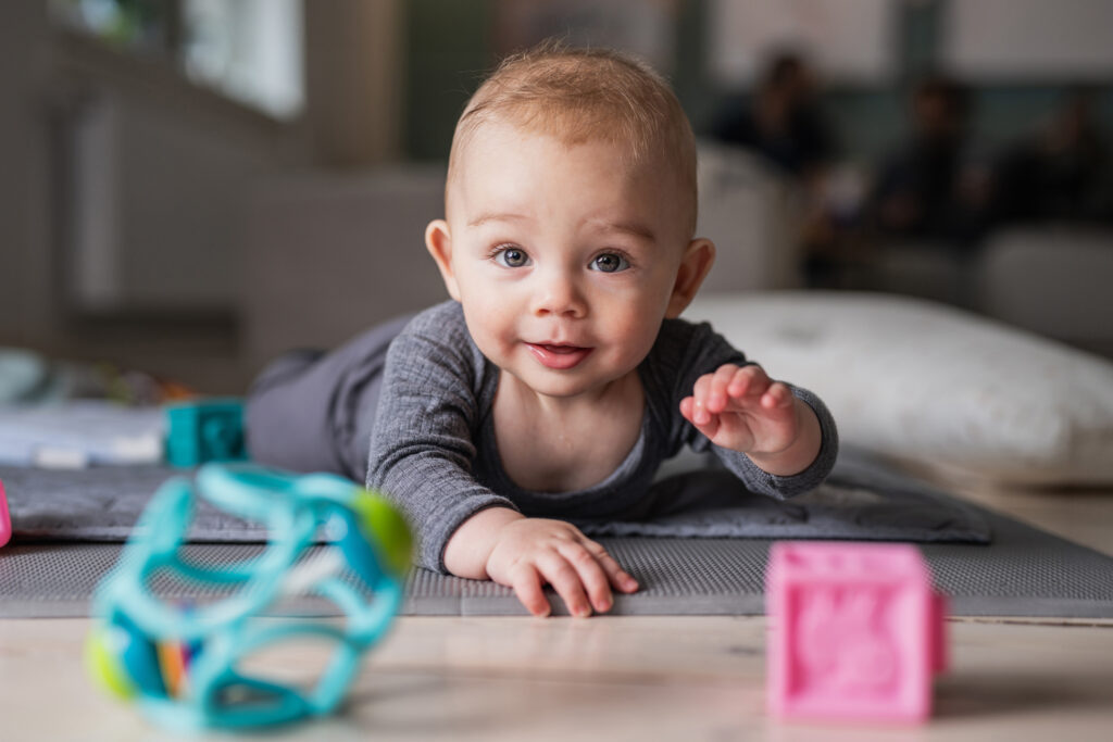 Baby, der kravler og smiler