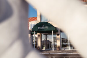 Indgangen til Molskroen Strandhotel fanget med en kreativ komposition - lær at fotografere med fokus på interessante vinkler.