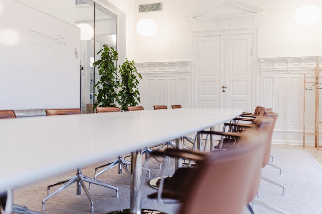 Mødelokale hos A. Enggaard i Ceresbyen, Aarhus, med moderne interiør og lang bordopstilling.