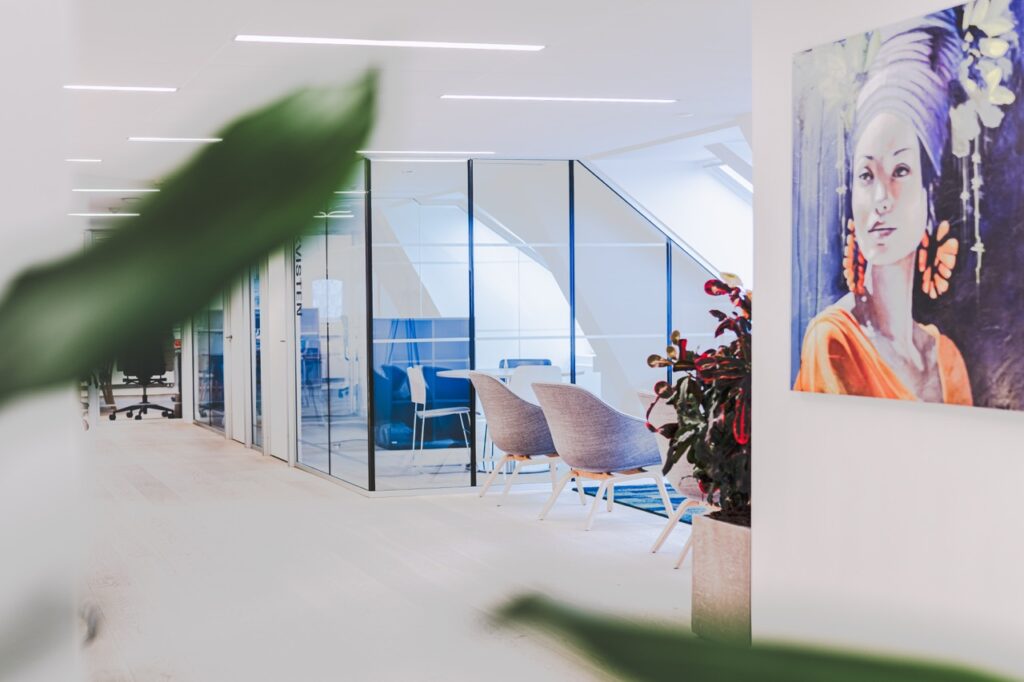 Lyse kontormiljøer hos A. Enggaard i Ceresbyen, Aarhus, præsenteret gennem virksomhedsfotografering.