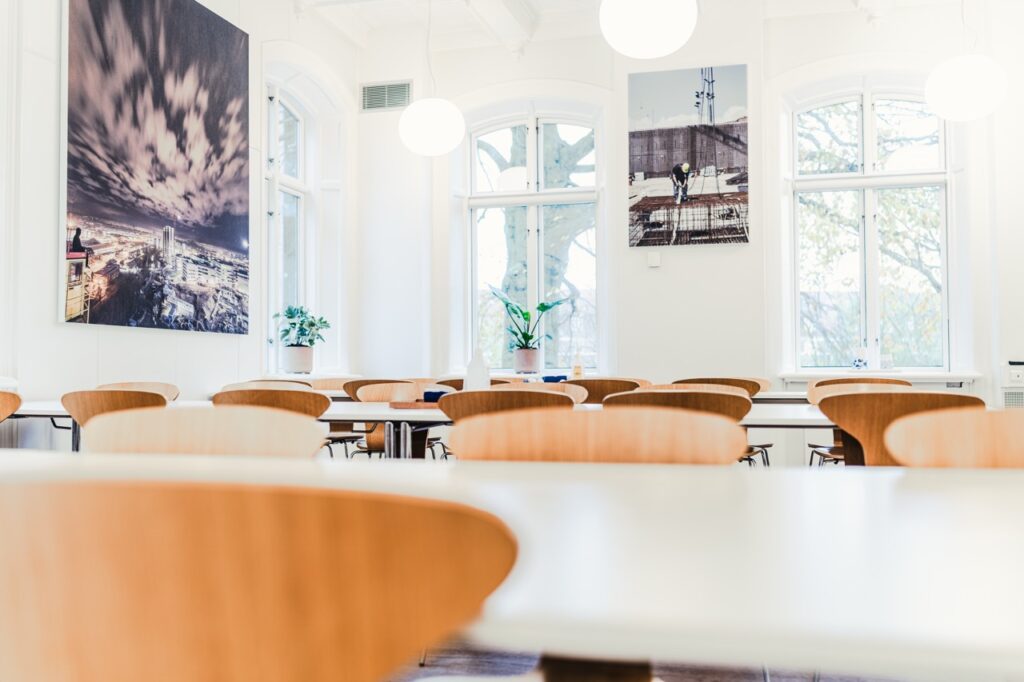 Kantineområde hos A. Enggaard i Ceresbyen, Aarhus, fremhævet via erhvervsfotografering.