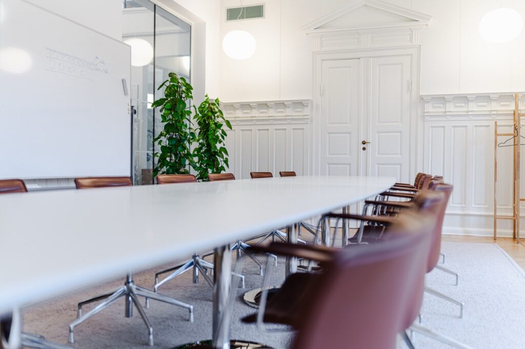 Mødelokale hos A. Enggaard i Ceresbyen, Aarhus, med moderne interiør og lang bordopstilling.