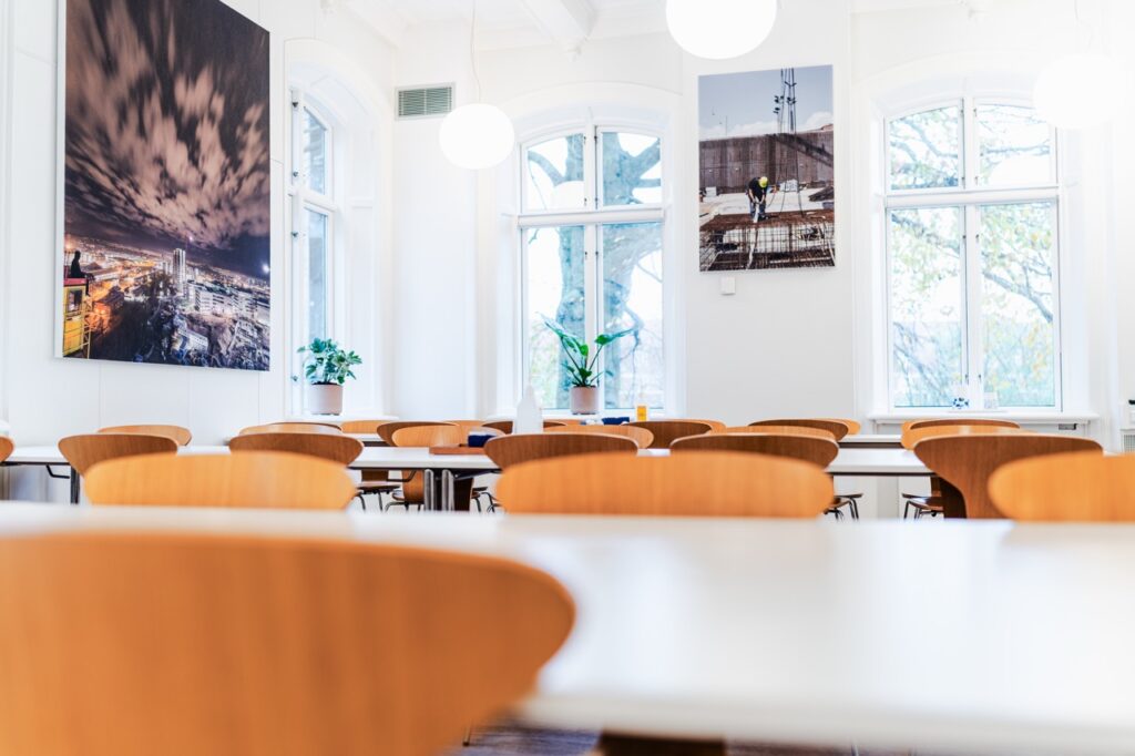 Kantine hos A. Enggaard – erhvervsfotografering af moderne arbejdsrum Kantineområde hos A. Enggaard i Ceresbyen, Aarhus, fremhævet via erhvervsfotografering.