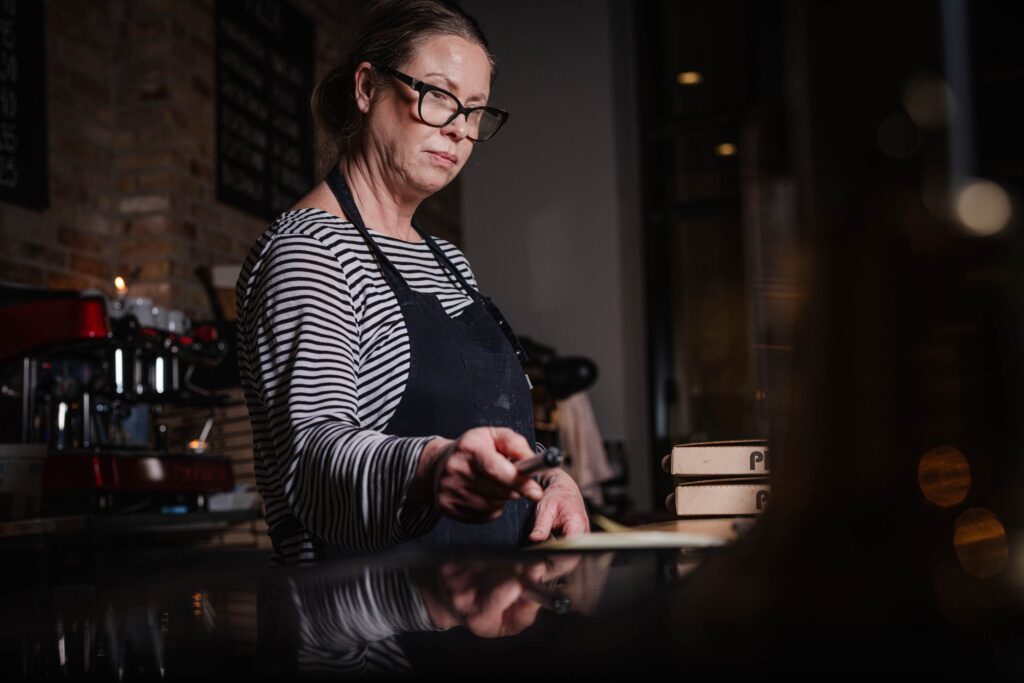 Jenny, ejer af Ceres Trattoria, arbejder passioneret i restaurantens k&oslash;kken.
