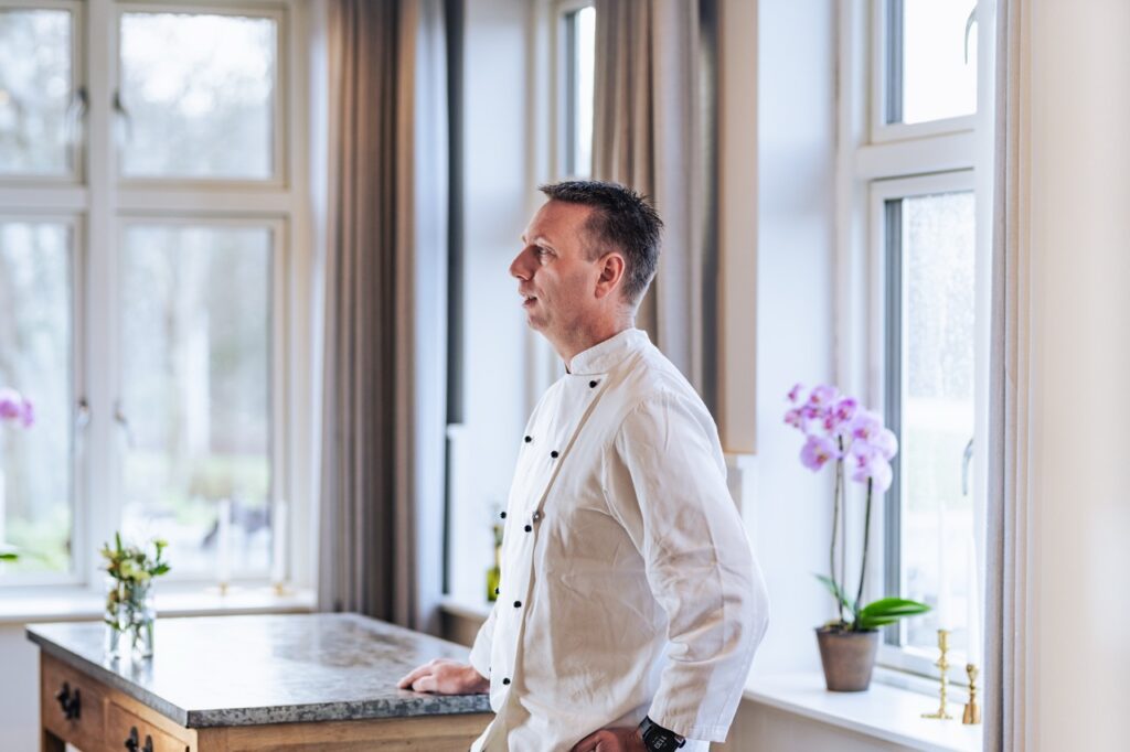 Erhvervsportrætter af Skovgaard & Damgaard – medejer Dean Jespersen fra Knudhule Badehotel i Ry, naturlig ledelse og gæstfrihed Erhvervsportræt af Dean Jespersen, medejer af Knudhule Badehotel i Ry, fotograferet af Skovgaard & Damgaard.