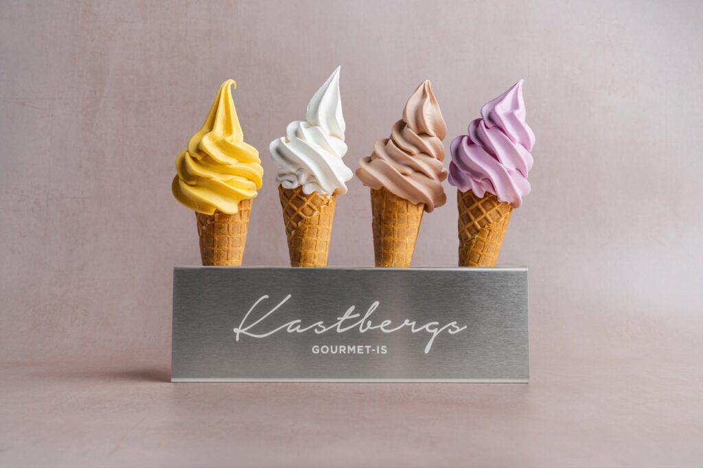 Fire softicevarianter – mango (vegansk), vanilje, chokolade og jordbær – præsenteret i vafler, fotograferet af Skovgaard &amp; Damgaard.