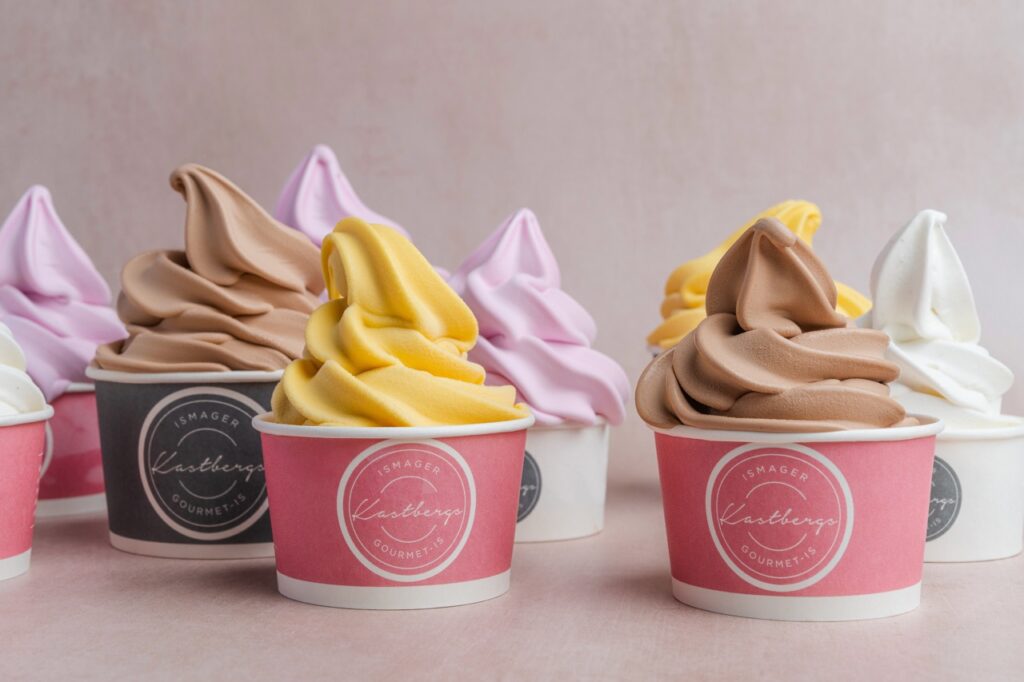 Softice i bægre i varianterne mango (vegansk), chokolade, jordbær og vanilje fra Kastbergs, fotograferet af Skovgaard &amp; Damgaard.