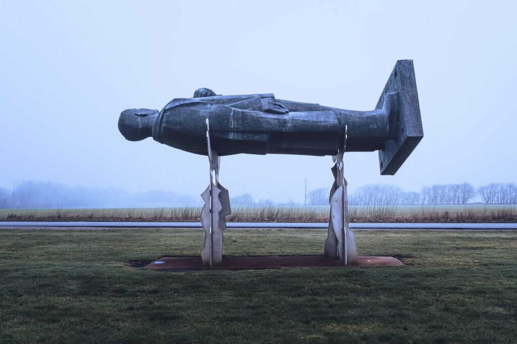 Erhvervsfotografi af skulptur i tåget landskab, taget af Skovgaard &amp; Damgaard.