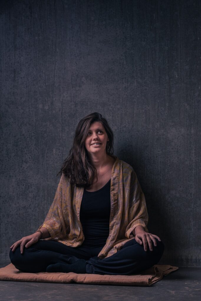 Portrætfotografering af Skovgaard & Damgaard – erhvervsportræt af psykoterapeut Matilde Ohanafeldt med autentisk og professionel stemning Erhvervsportræt af psykoterapeut Matilde Ohanafeldt i afslappet og professionel siddeposition, fotograferet af Skovgaard & Damgaard.