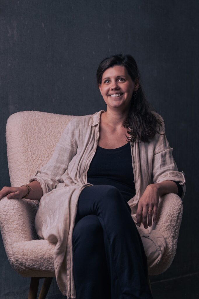Portrætfotografering af Skovgaard & Damgaard – indbydende og professionelt erhvervsportræt af psykoterapeut Matilde Ohanafeldt i afslappet miljø Erhvervsportræt af psykoterapeut Matilde Ohanafeldt, der sidder afslappet i en blød stol, fotograferet af Skovgaard & Damgaard.