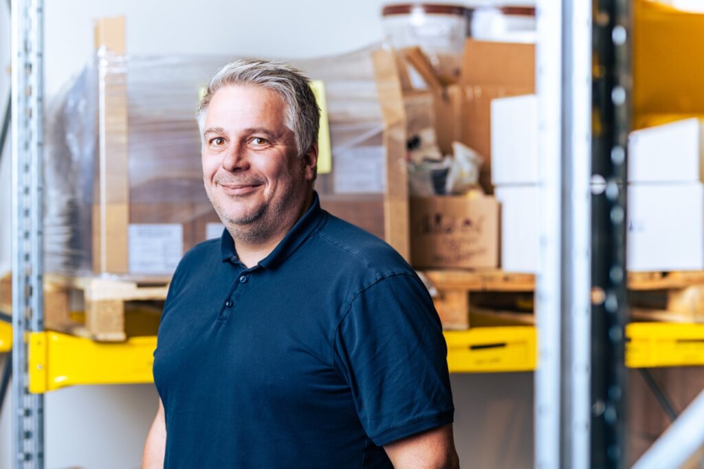 Erhvervsportrætter af Skovgaard & Damgaard – direktør Jes Nordentoft fra Kastbergs Is i lagermiljø Erhvervsportræt af direktør Jes Nordentoft fra Kastbergs Is i lagermiljø, fotograferet af Skovgaard & Damgaard.