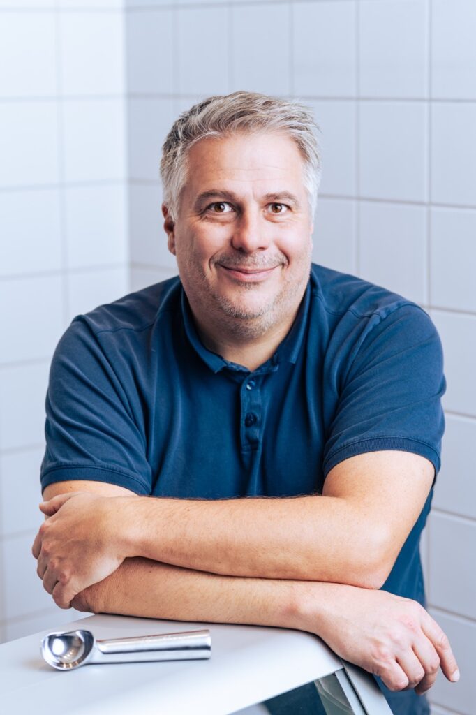 Erhvervsportrætter af Skovgaard & Damgaard – direktør Jes Nordentoft fra Kastbergs Is med venlig og professionel tilstedeværelse Erhvervsportræt af CEO Jes Nordentoft fra Kastbergs Is, fotograferet af Skovgaard & Damgaard.