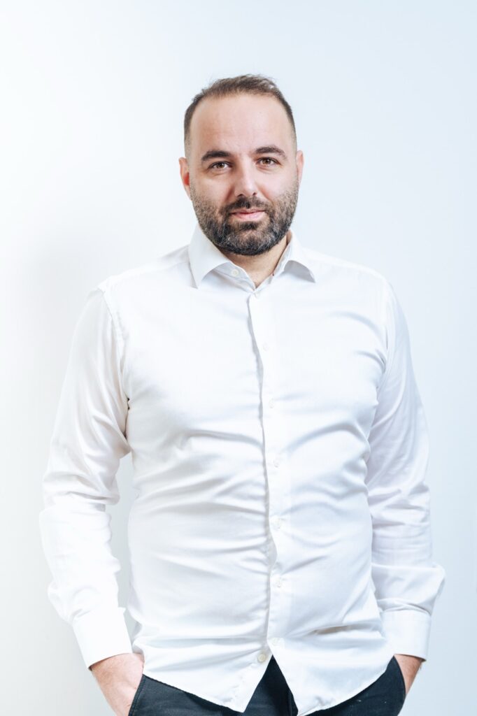 Erhvervsportrætfotografering af Skovgaard & Damgaard – professionelt portræt af Adis Zubčević, Director Sales Meat Solution Nordics hos Frontmatec Professionelt erhvervsportræt af Adis Zubčević, Director Sales Meat Solution Nordics hos Frontmatec, fotograferet af Skovgaard & Damgaard.