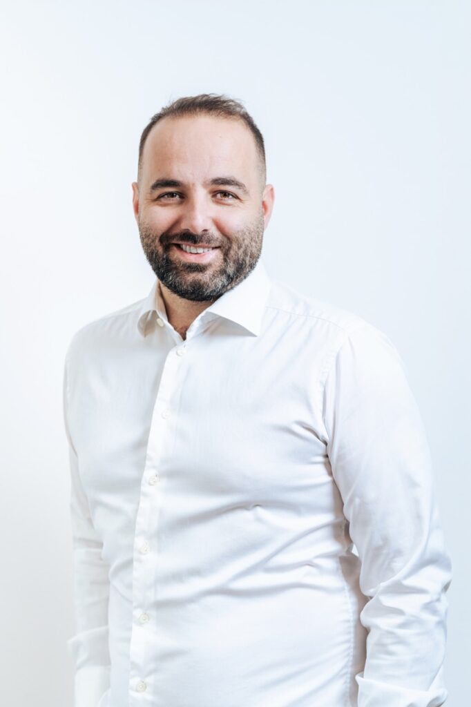 Professionelt erhvervsportræt af Skovgaard & Damgaard – ledelsesportræt til virksomhedsprofil og branding Venligt og professionelt erhvervsportræt af en leder eller medarbejder i hvid skjorte, fotograferet af Skovgaard & Damgaard.