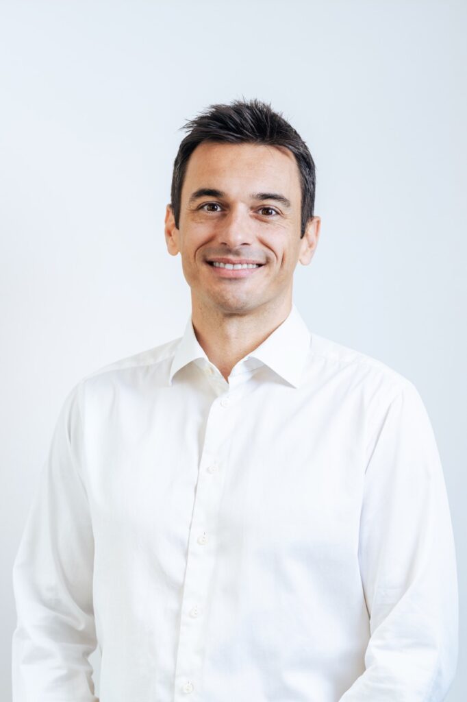 Erhvervsportrætfotografering af Skovgaard & Damgaard – professionelt portræt af Procurement Manager til virksomhedsprofil og branding Professionelt erhvervsportræt af Asmir Pervan, Procurement Manager Wind Onshore hos Vattenfall, fotograferet af Skovgaard & Damgaard.