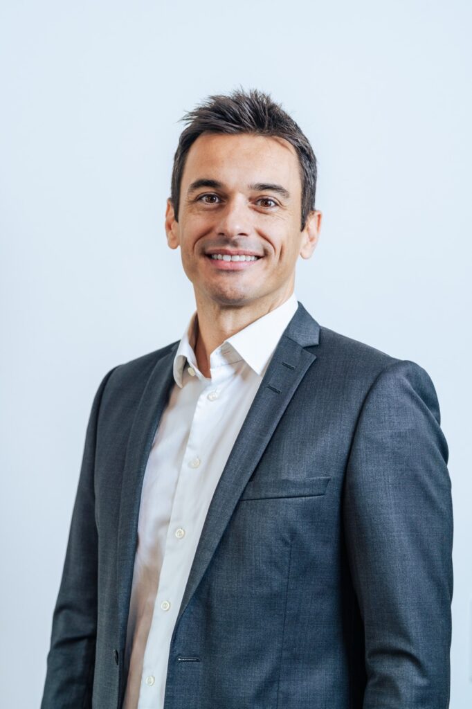 Erhvervsportrætfotografering af Skovgaard & Damgaard – professionelt portræt i jakkesæt til virksomhedsprofil og branding Professionelt erhvervsportræt af medarbejder i jakkesæt og hvid skjorte, fotograferet af Skovgaard & Damgaard.