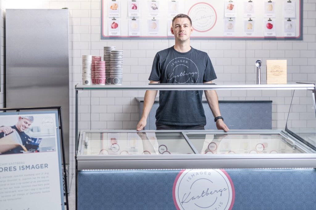 Erhvervsfotografering af Skovgaard & Damgaard – portræt af Joachim Kastberg i isbutikmiljø Erhvervsportræt af Joachim Kastberg i isbutik-miljø, fotograferet af Skovgaard & Damgaard.