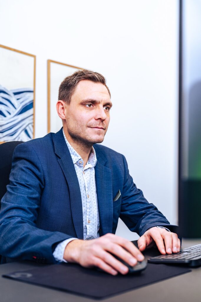 Portrætfotografering af Skovgaard & Damgaard – erhvervsportræt af CFO i UNIwise ved arbejdsstation i kontormiljø Peder Dahl, CFO hos UNIwise, arbejder ved computer på kontor i professionelt erhvervsportræt fotograferet af Skovgaard & Damgaard.