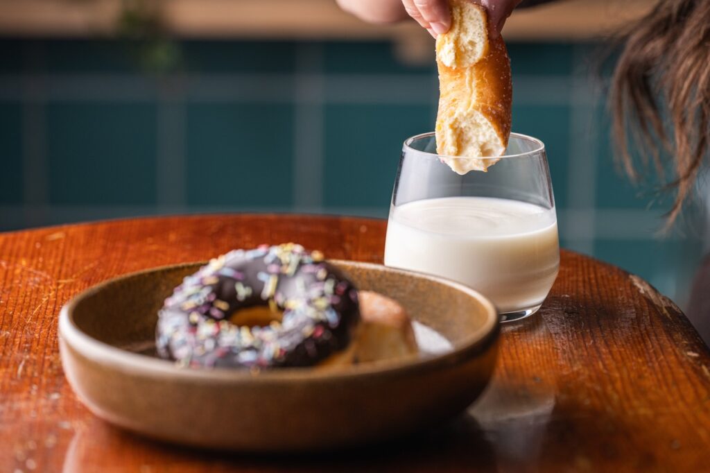 Madfotografi af donut med chokolade og glas mælk for AAK, taget af Skovgaard &amp; Damgaard – specialister i branding, fotografering og visuel kommunikation.