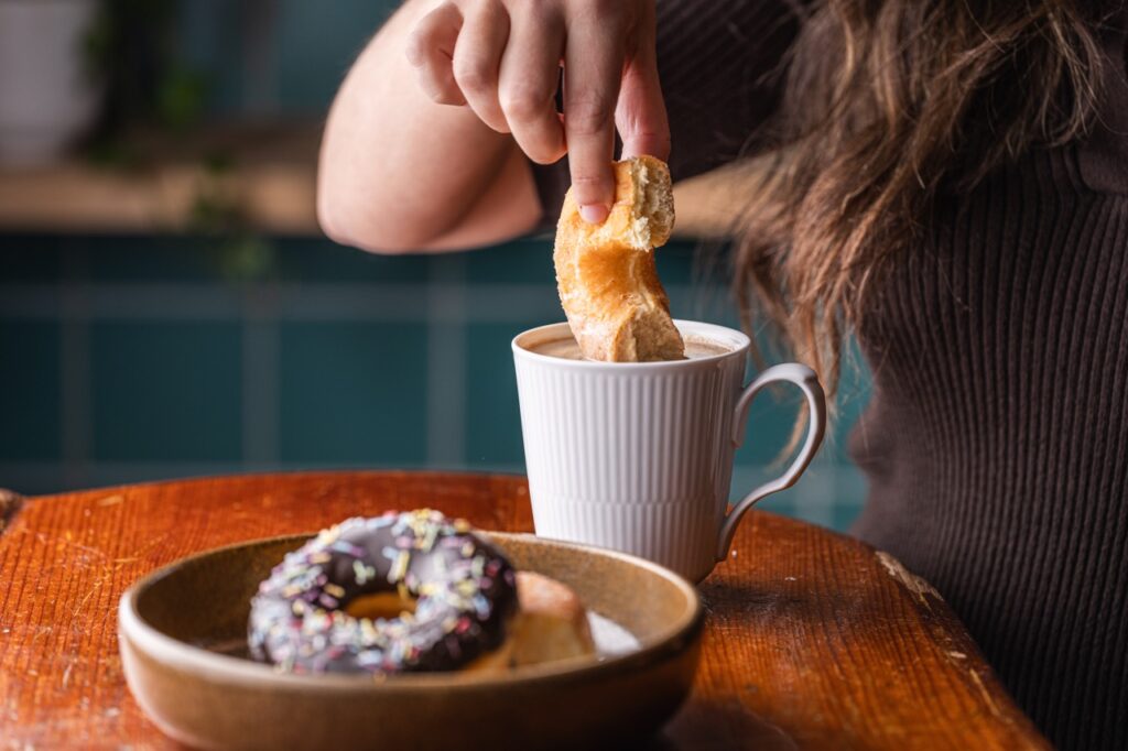 Madfotografi af donut og kop kaffe for AAK, taget af Skovgaard &amp; Damgaard – specialister i branding, fotografering og visuel kommunikation.