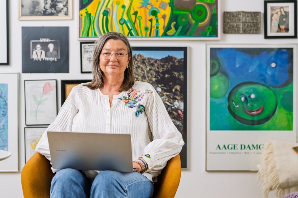 Portrætfotografering af Skovgaard & Damgaard – foredragsholder Birgitte Damgaard portrætteret i kreativ og personlig ramme Foredragsholder arbejder på laptop i kunstfyldt miljø, fotograferet af Skovgaard & Damgaard.