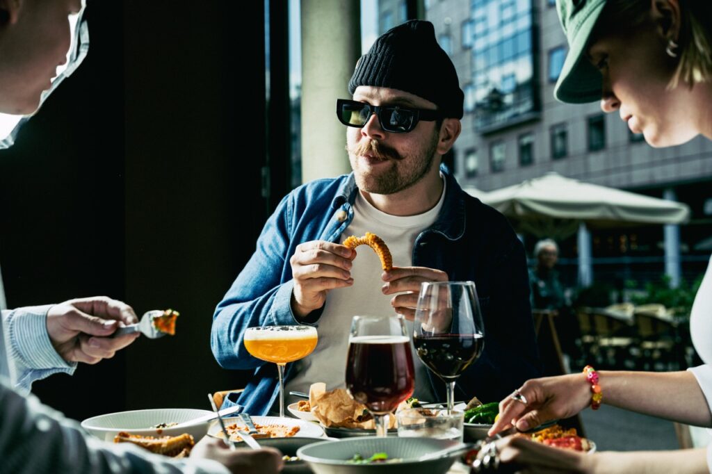 Gæster nyder småretter og vin hos Å46 i Aarhus, fotograferet af Skovgaard &amp; Damgaard.