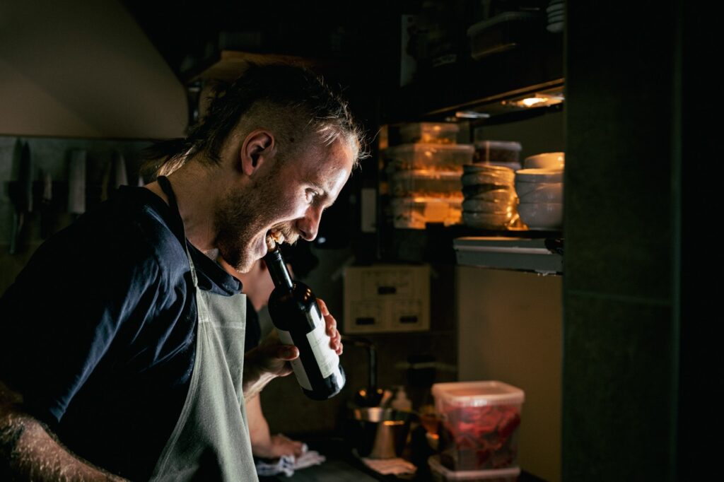 Kreativ kok i k&oslash;kkenet hos &Aring;46 i Aarhus, portr&aelig;tfotograferet af Skovgaard &amp; Damgaard til branding og erhvervsbrug.