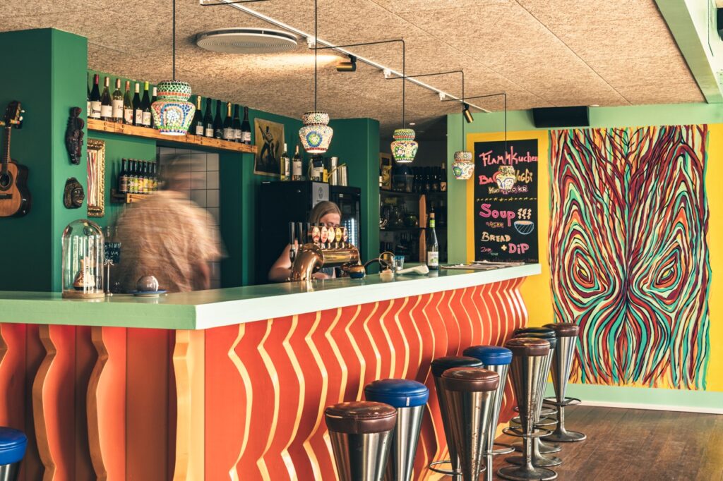 Madfotografering af Skovgaard & Damgaard – den farverige bar hos Smovs i Aarhus K Farverigt barinteriør hos Smovs i Aarhus K med fokus på mad og drikke, fotograferet af Skovgaard & Damgaard.