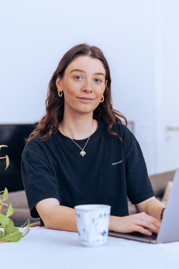 Milj&oslash;portr&aelig;t af Katrine &AElig;bel&oslash; i arbejdssituation, fotograferet af Skovgaard &amp; Damgaard.