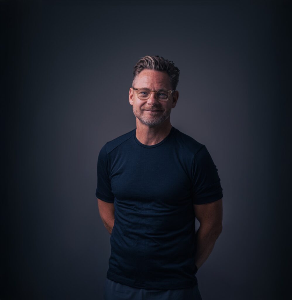 Portrætfotografering af Skovgaard & Damgaard – autentisk erhvervsportræt af skuespiller Paw Henriksen Afslappet erhvervsportræt af skuespiller Paw Henriksen i studie, fotograferet af Skovgaard & Damgaard.