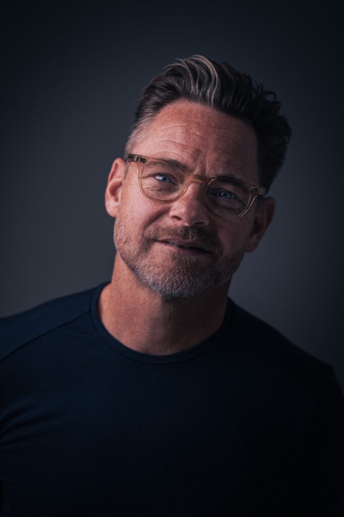 Portrætfotografering af Skovgaard & Damgaard – nærværende portræt af skuespiller Paw Henriksen Nærværende portræt af skuespiller Paw Henriksen i kontrolleret studieopsætning, fotograferet af Skovgaard & Damgaard.