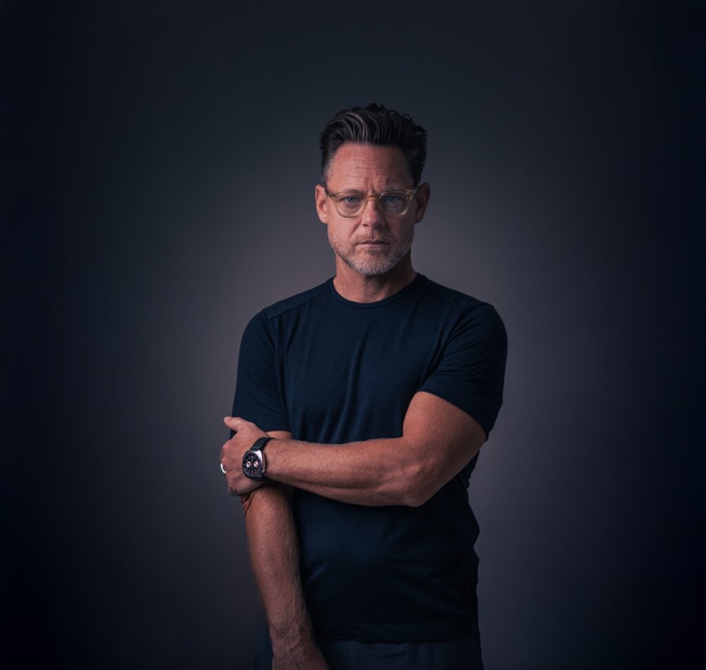 Portrætfotografering af Skovgaard & Damgaard – karakterfuldt erhvervsportræt af skuespiller Paw Henriksen Karakterfuldt portræt af skuespiller Paw Henriksen i mørkt studie, fotograferet af Skovgaard & Damgaard.