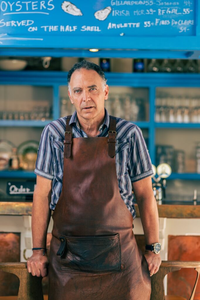 Portræt af Tom Hale fra Tom’s Oyster Shack i København, fotograferet i barområde af Skovgaard &amp; Damgaard.