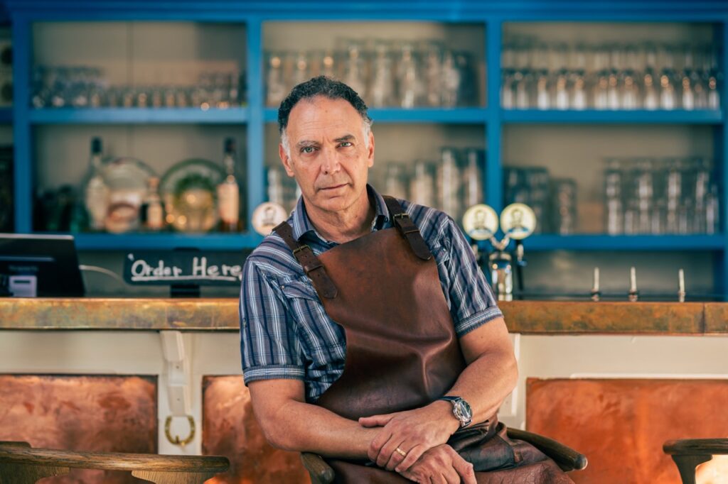 Tom Hale sidder foran baren i Tom’s Oyster Shack i København, fotograferet af Skovgaard &amp; Damgaard.