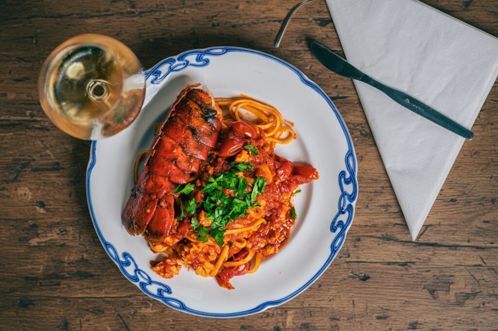 Madfotografering af Skovgaard & Damgaard – pasta med jomfruhummer og tomatsauce hos Tom’s Oyster Shack Pasta med jomfruhummer og tomatsauce serveret hos Tom’s Oyster Shack i København, fotograferet af Skovgaard & Damgaard.