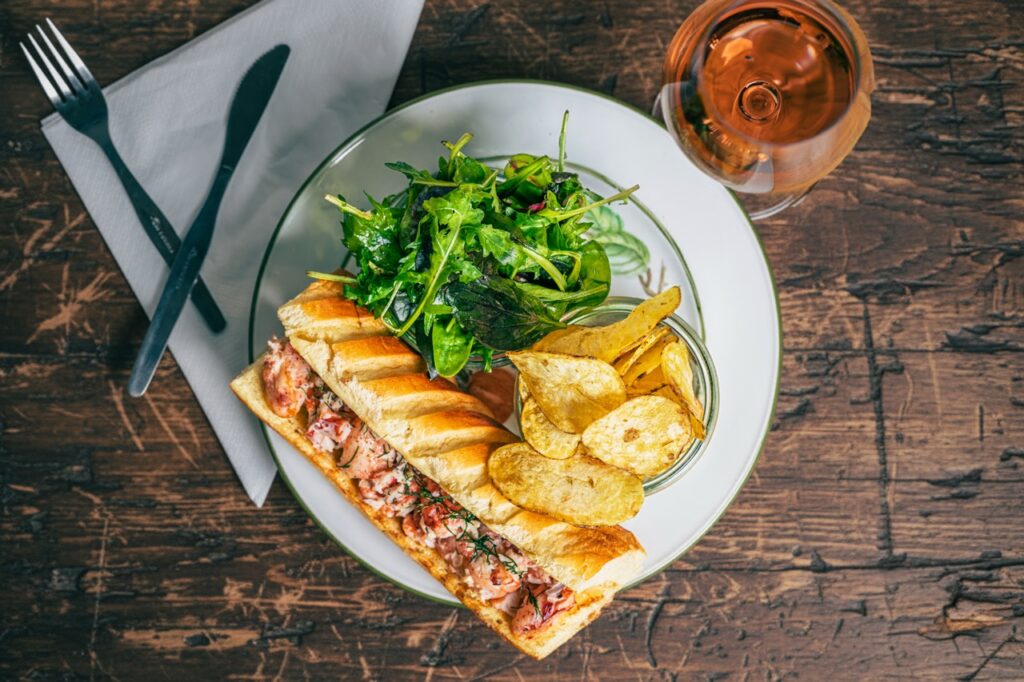 Madfotografering af Skovgaard & Damgaard – lobster roll med salat og chips hos Tom’s Oyster Shack Lobster roll med salat og chips serveret hos Tom’s Oyster Shack i København, fotograferet af Skovgaard & Damgaard.