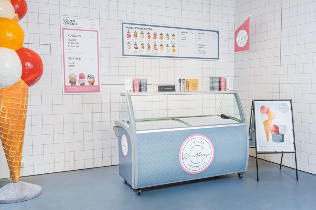 Showroom med Kastbergs ishus-koncept, menutavler og brandet fryser, fotograferet af Skovgaard &amp; Damgaard.